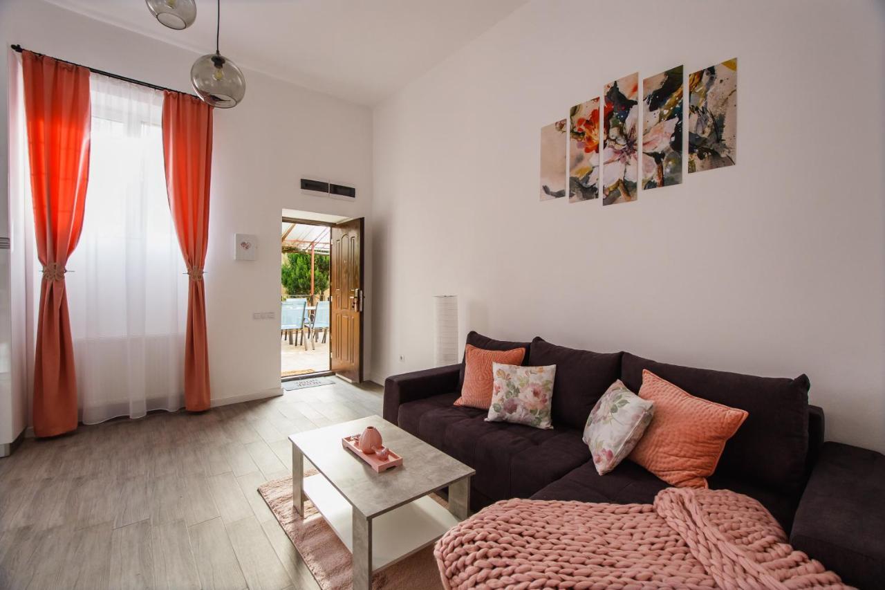 Stunning, Newly Renovated Central Apartment Oradea Eksteriør bilde