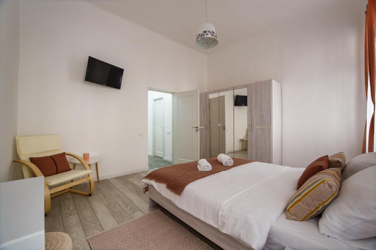 Stunning, Newly Renovated Central Apartment Oradea Eksteriør bilde