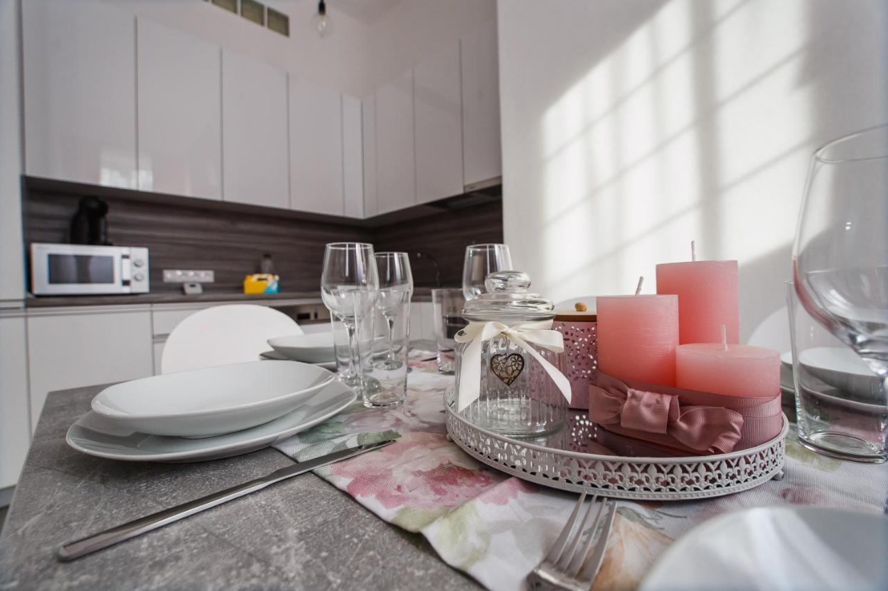 Stunning, Newly Renovated Central Apartment Oradea Eksteriør bilde